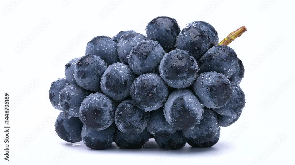 濡れたブドウ(ナガノパープル)を白背景でゆっくり回した4K動画