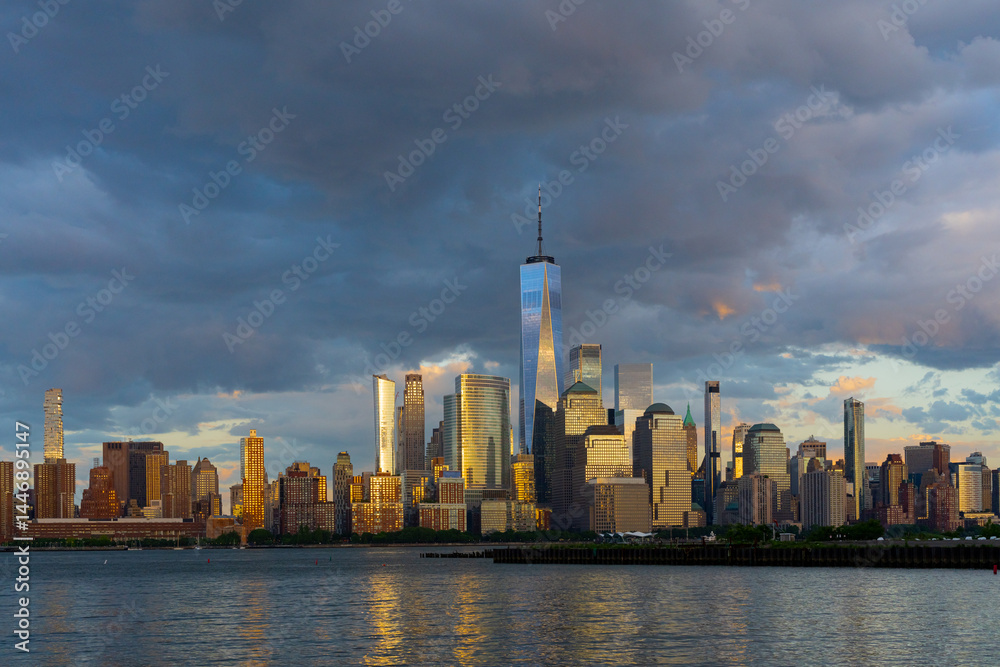 Obraz premium NYC skyline with skyscrapers. Manhattan and Brooklyn. New York City skyline with Hudson River views. Downtown NYC. New York from waterfront skyline. Panorama of of New York.