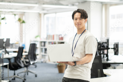 オフィスで働く若いエンジニア