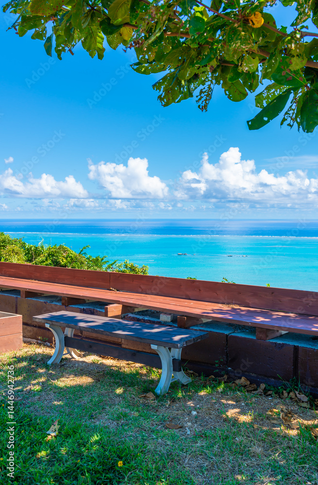 Obraz premium 海が見えるベンチ