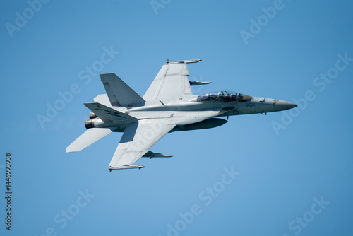 Foto F18 Super Hornet performing maneuvers in the sky