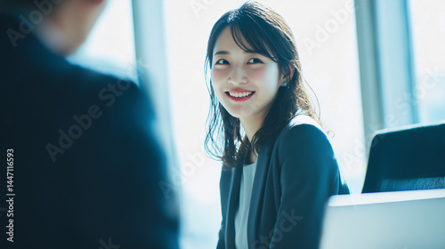 オフィスで働く自信に満ちた笑顔の女性 打ち合わせ Generative AI