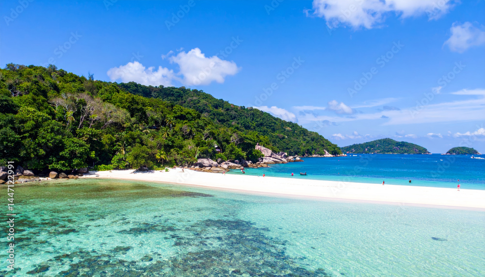 Fototapeta premium stunning tropical beach scene featuring clear turquoise waters, soft white sand, and lush green hills. This picturesque paradise invites relaxation and adventure under bright blue sky