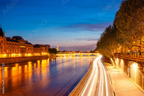 Obraz na płótnie View of Paris by night with the Seine river and the Conciergerie building w salonie