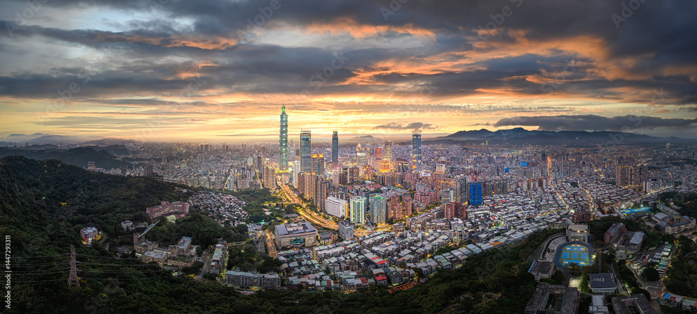 Fototapeta premium Taipei skyline panorama with view of Taipei 101 beautiful Taipei sunset, Taiwan city business skyline and skyscrapers, skyscrapers and other modern buildings of the city.