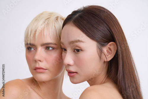 アジア人女性と白人女性の多国籍なスキンケアイメージ