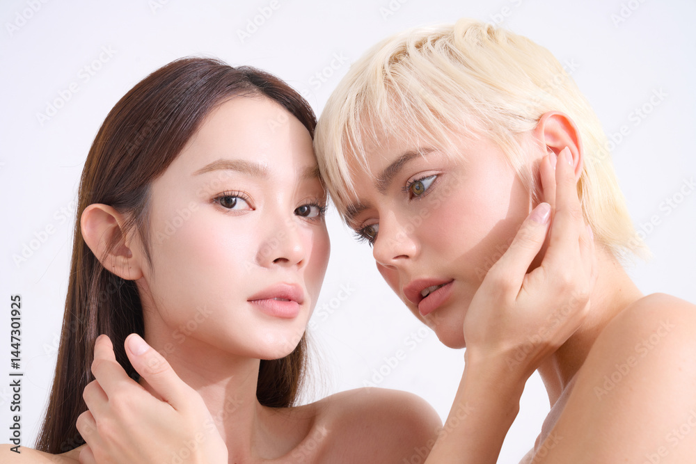 アジア人女性と白人女性の多国籍なスキンケアイメージ アジア人女性と白人女性の多国籍なスキンケアイメージ