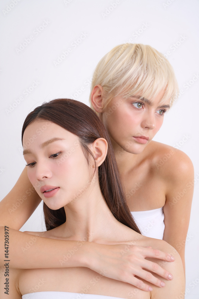 アジア人女性と白人女性の多国籍なスキンケアイメージ アジア人女性と白人女性の多国籍なスキンケアイメージ