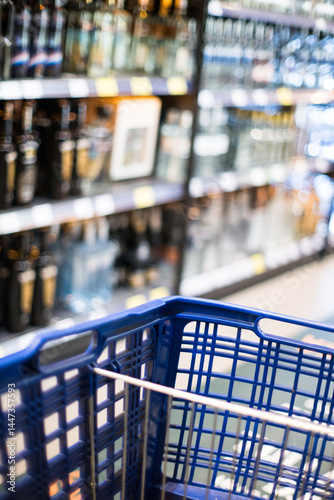 Obraz na płótnie Shopping in the alcohol section w salonie