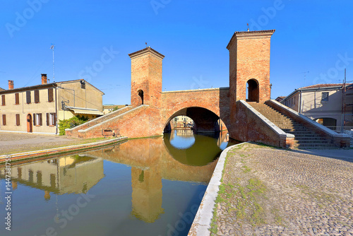 Photos ponte dei trepponti di comacchio in italia, bridge of trepponti in comacchio in