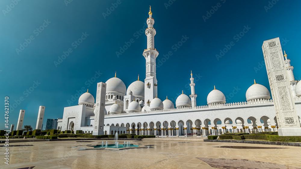 Obraz premium Sheikh Zayed Grand Mosque timelapse hyperlapse located in Abu Dhabi - capital city of United Arab Emirates.