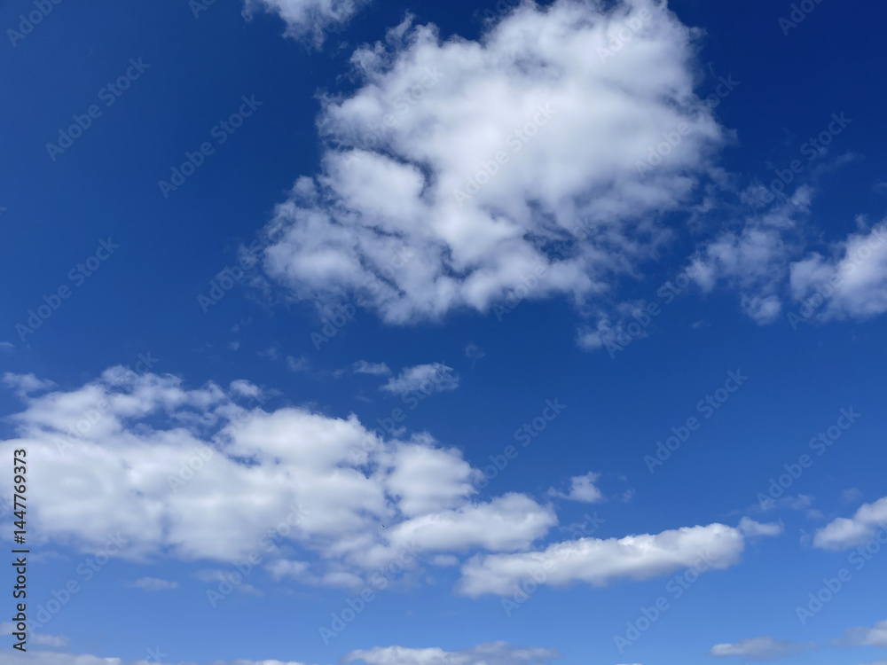 青空に浮かぶ白い雲 青空に浮かぶ白い雲