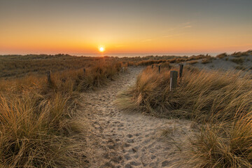 Crédence de cuisine Plage et Mer Sandy path through the dunes near Petten leading to the setting sun over the North Sea. This sandy trail, flanked by swaying marram grass in the gentle wind, leads  the North Sea beach.  © Bram