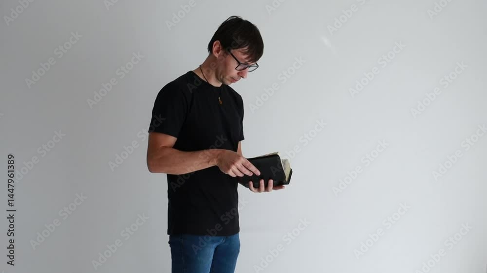 homem segurando livro biblia 