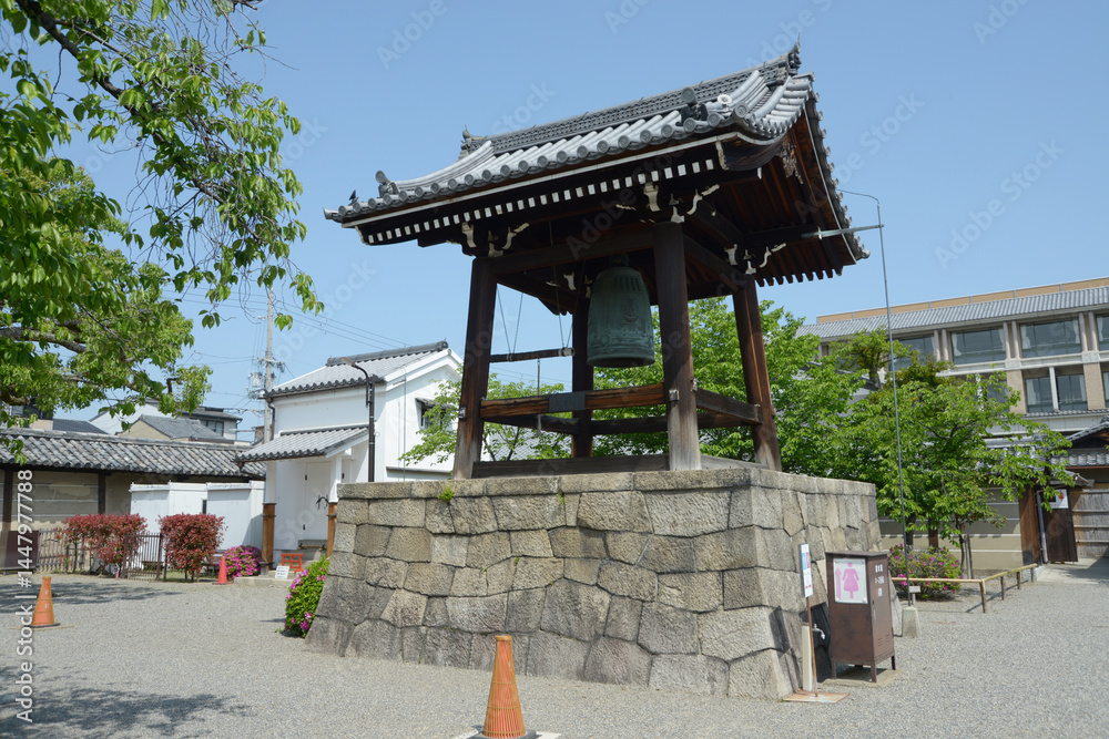 Obraz premium 新緑の東寺 鐘楼 京都市南区