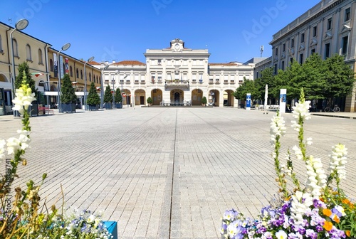 San Dona di Piave e Piazza Indipendenza durante giornata di sole estivo