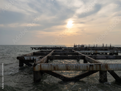 Obraz na płótnie Rugged Unfinished Pier Foundation in Ocean. w salonie