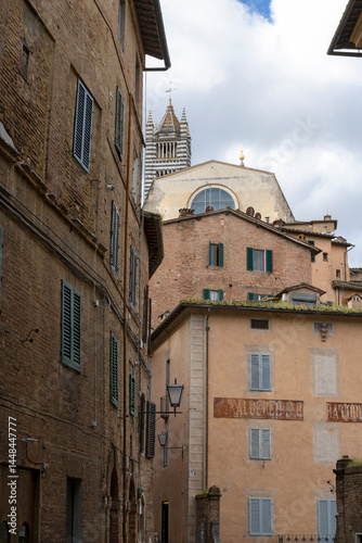 Fototapeta Naklejka Na Ścianę i Meble -  Siena old town narrow streets with medieval buidings, Tucany, Italy.