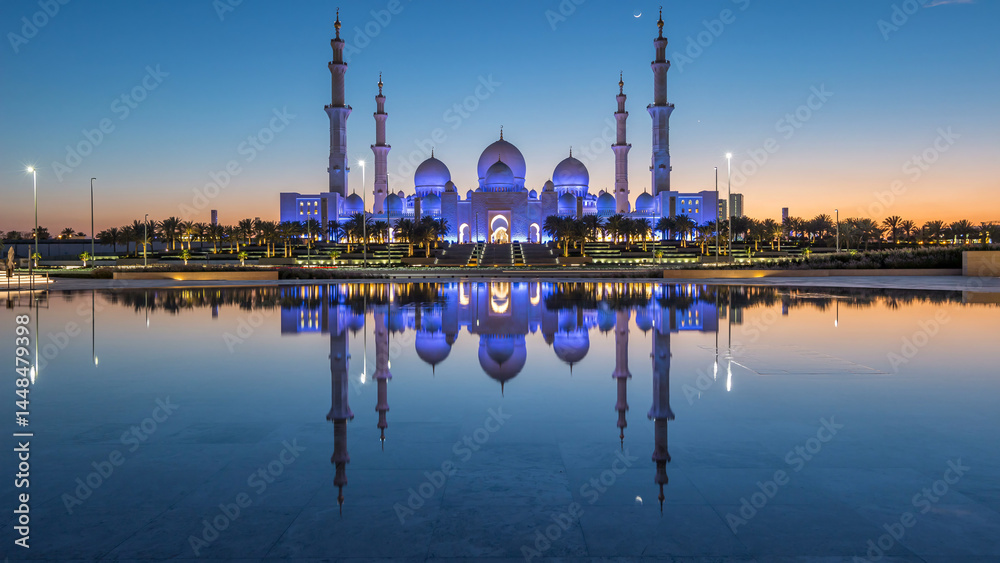 Fototapeta premium Sheikh Zayed Grand Mosque in Abu Dhabi day to night timelapse after sunset, UAE