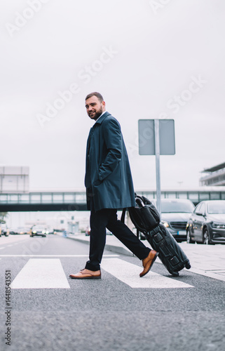Obraz na płótnie Businessman with suitcase crossing road to airport w salonie