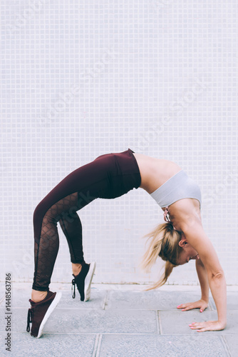 Obraz na płótnie Strong sportswoman practicing yoga on street w salonie