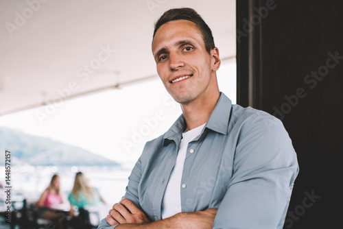 Obraz na płótnie Confident casual man standing in cafe w salonie