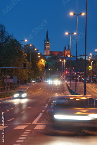 Fototapeta Naklejka Na Ścianę i Meble -  Olsztyn. Aleja Warszawska. Zdjęcie nocne. Polska - Mazury - Warmia.