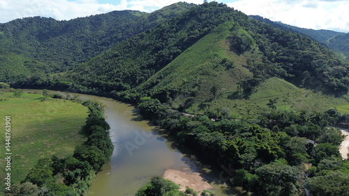 Konstfotografi O rio Ribeira de Iguape, passando entre as montanhas, na divisa enttre os estados de São Paulo e Paraná, Brasil, em imagem aérea obtida com drone