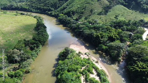 Obraz na plátne O rio Ribeira de Iguape, passando entre as montanhas, na divisa enttre os estados de São Paulo e Paraná, Brasil, em imagem aérea obtida com drone