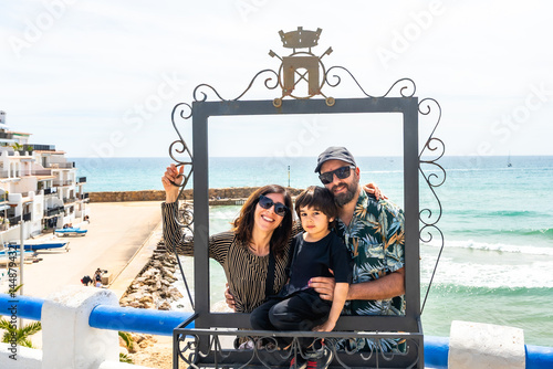 Obraz na płótnie Family enjoying the view of roc de sant gaieta in comarruga, tarragona w salonie