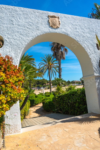 Obraz na płótnie White archway leading to roc de sant gaieta beach in comarruga, spain w salonie