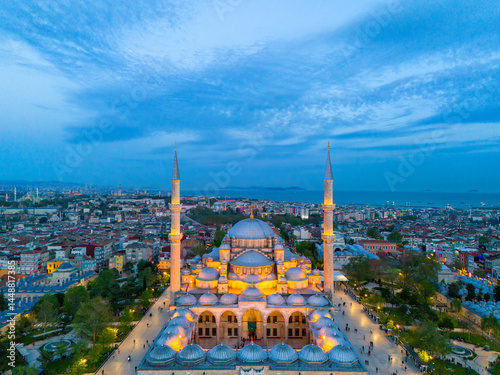 Cuadro en lienzo Stunning Aerial View of the Hagia Sophia Mosque at Dusk in Istanbul