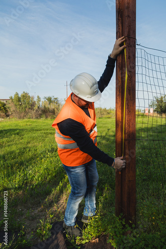 Obraz na płótnie Builder Trying To Fix The Gate Door Of A Stadium w salonie