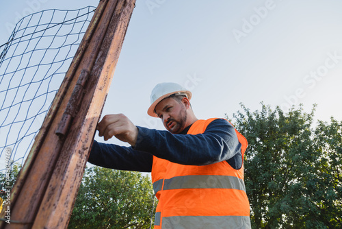 Obraz na płótnie Builder Doing The Fixing Work At The Public Park w salonie