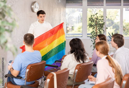 Φωτογραφία Student tells his fellow students the essence of LGBT holding a rainbow flag
