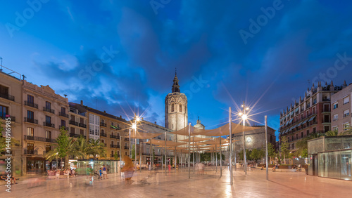 Foto Panoramic day to night timelapse hyperlapse of Plaza de la Reina in Valencia, Spain