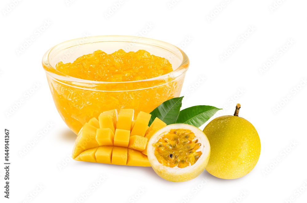 Φωτογραφία Close up of tasty fruits jam in glass bowl isolated on white background