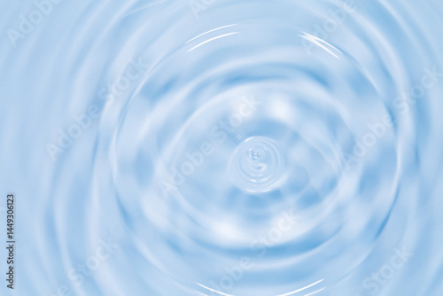 水面に落ちる水滴.