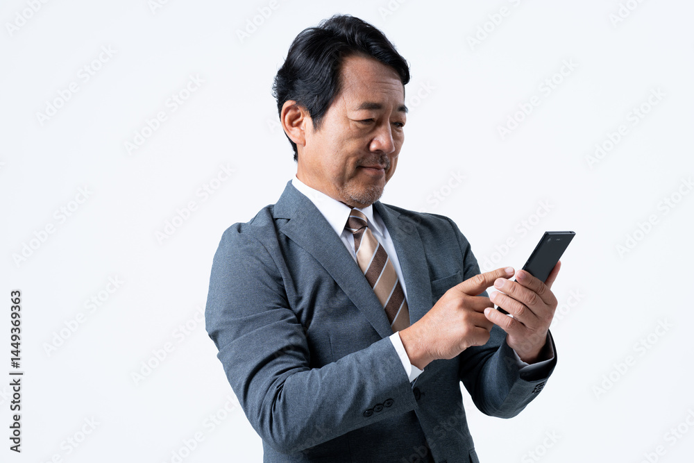 スマホを使うミドルのビジネスマン スマホを使うミドルのビジネスマン