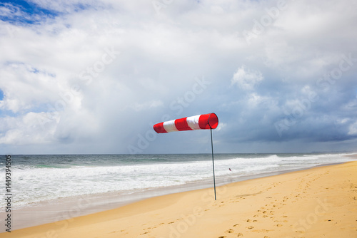 Stürmischer wind am Buddina Beach in sunshine Coast,  australien
