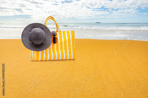 Gelbe Badetasche am Sandstrtand