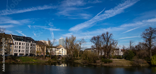 Obraz na płótnie View to a lake and trees in the city w salonie