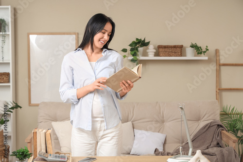 Young pregnant woman readin...