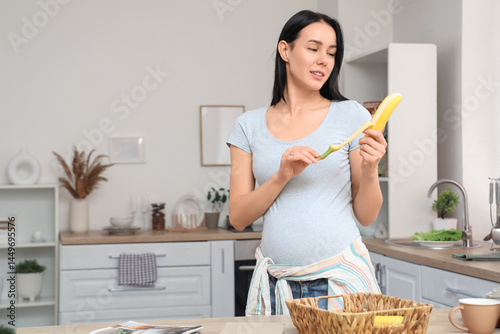 Young pregnant woman peelin...