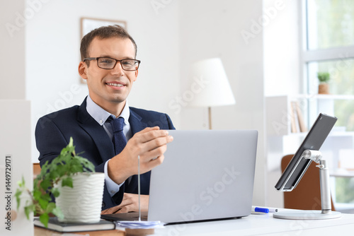 Smiling young businessman i...