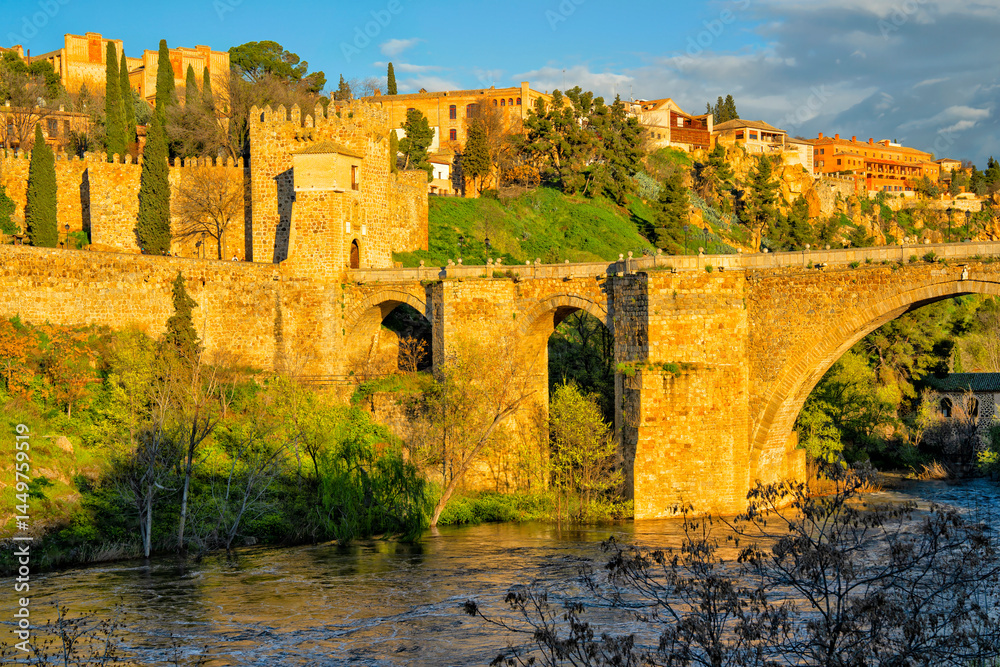 Obraz premium Panoramic view of Toledo with Alcazar castle at sunset, Castilla-La Mancha, Spain
