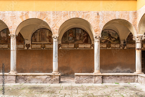 Tableau sur toile Renaissance cloister of Sant'Onofrio al Gianicolo with frescoed lunettes from 1600 Jubilee, by Cavalier d’Arpino and school
