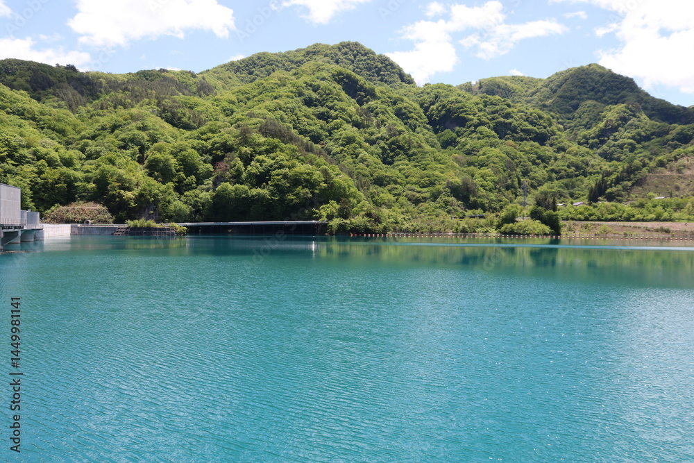 Fototapeta premium 八ッ場ダム。エメラルドグリーンの水を湛える八ッ場吾妻湖。