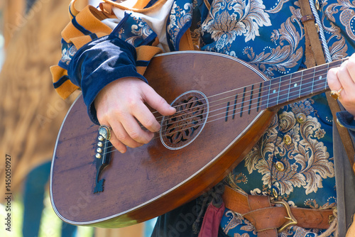 Foto Renaissance festival musician playing a lute in ornate costume
