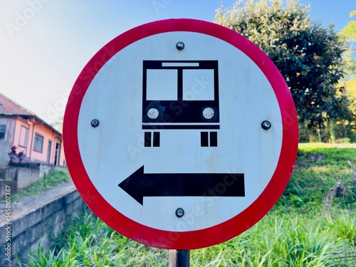 Placa de sinalização com sentido de carro na cor vermelha.